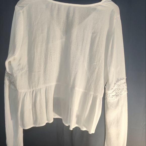 Charlotte Russe White V-neck blouse - Picture 4 of 6